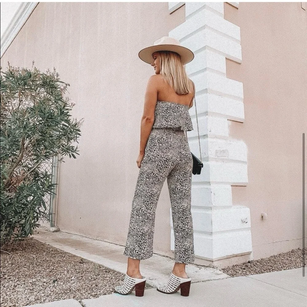 ♥️ Lulu's Black and White Leopard Jumpsuit - Picture 3 of 4